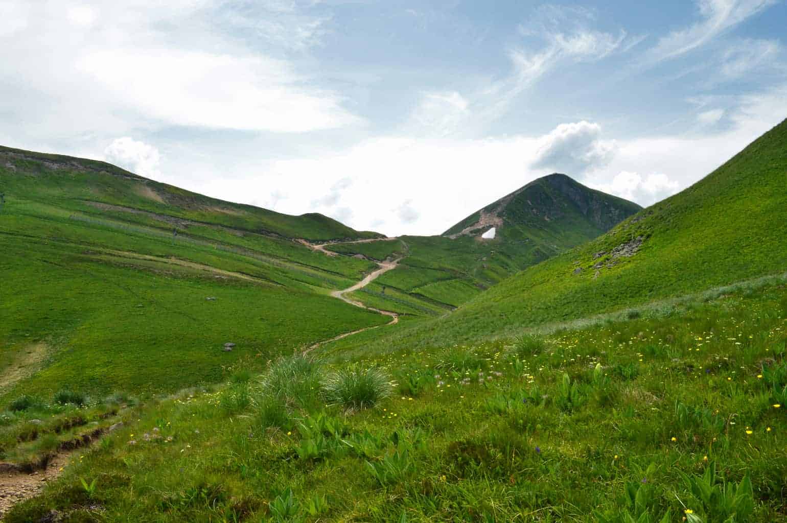 Sentier de randonnée au cœur des reliefs d’Auvergne