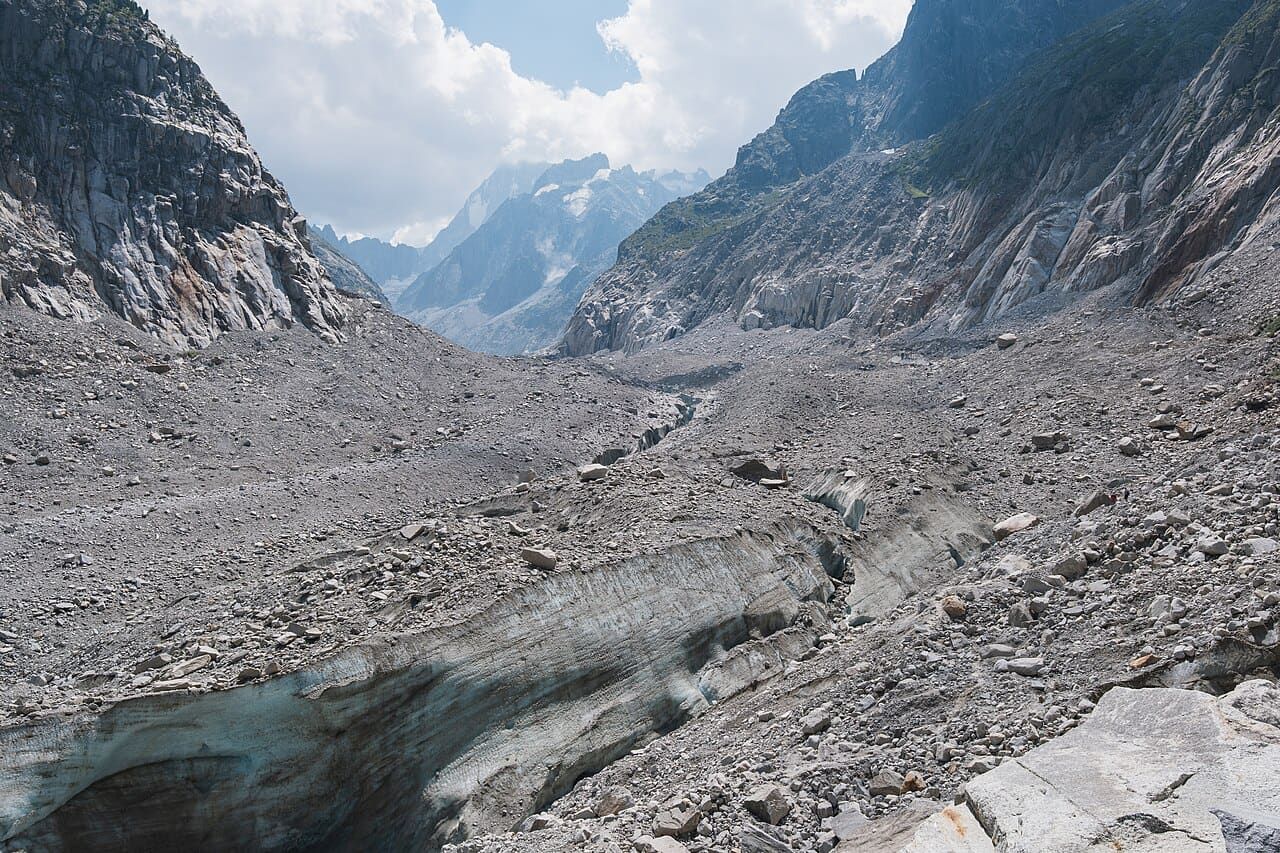 La Mer de Glace vue depuis le sentier de la grotte de glace, à Chamonix.