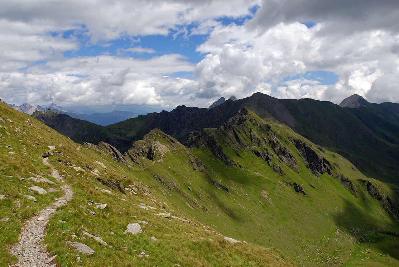 Itinéraire de randonnée du Karnischer Höhenweg, face à la Steinkarspitze dans les Alpes.