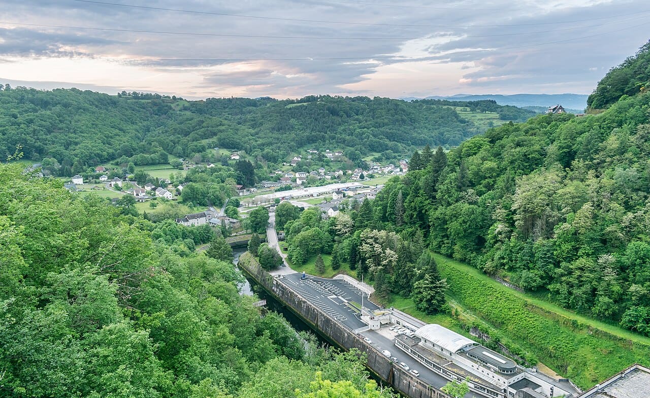 Vallée boisée et aménagements près de la Dordogne, à Bort-les-Orgues.
