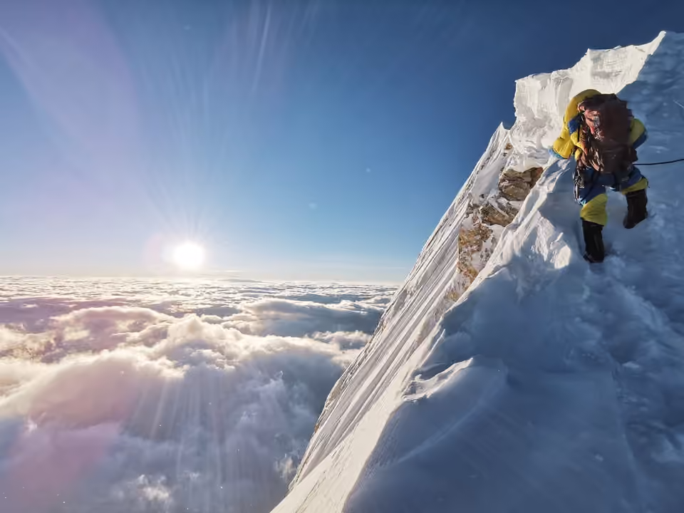 Alpiniste approchant du sommet du Manaslu.