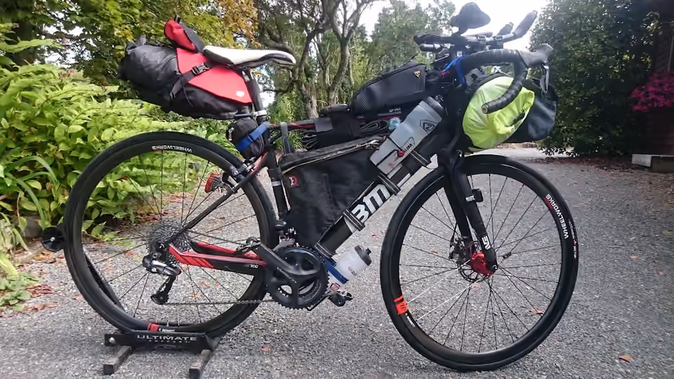 Vélo équipé de sacoches pour le bikepacking.