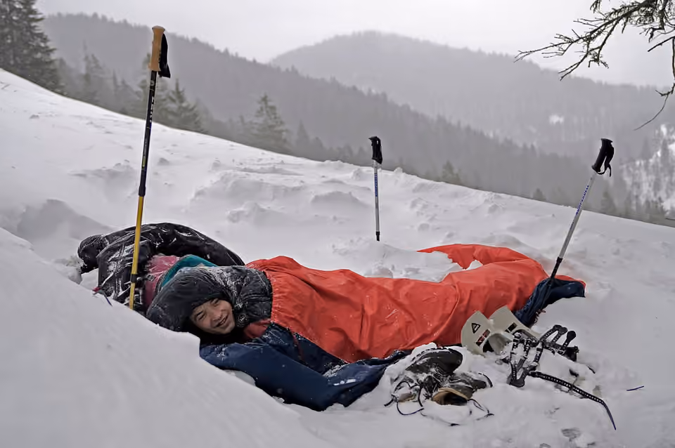 Bivouac hivernal sans tente à Benediktenwand en Allemagne.