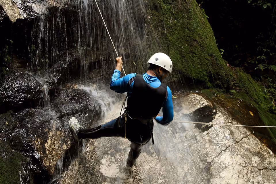 Canyoning dans un canyon de Sundarijal au Népal.