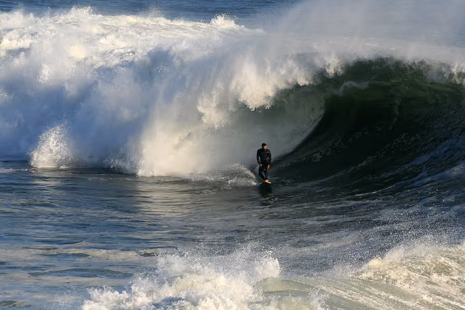 Grande vague en train de déferler à Santa Cruz.
