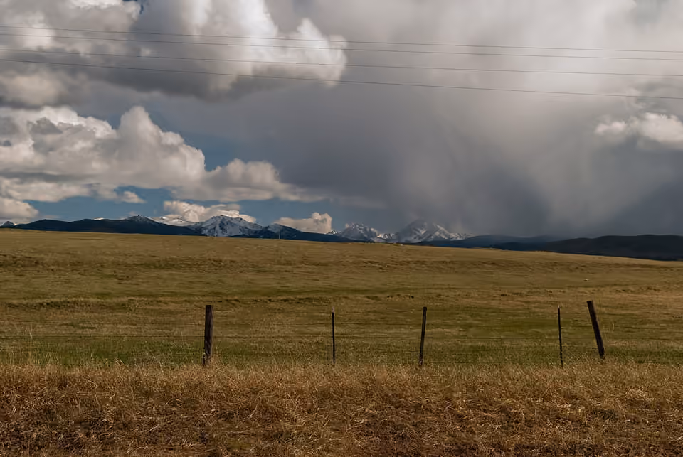 De gros nuages d’orage dominent un paysage des montagnes Rocheuses.