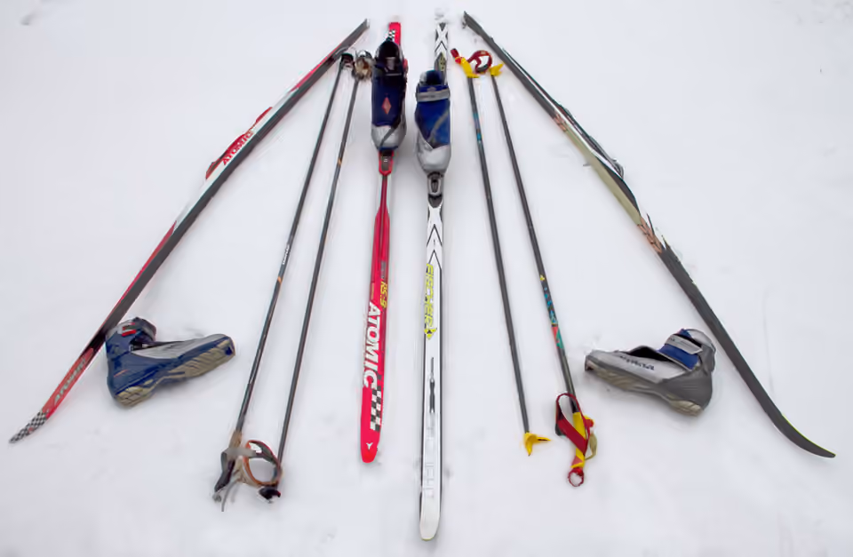 Des ensembles de skis de fond, chaussures et bâtons pour les pratiques classique et skating.