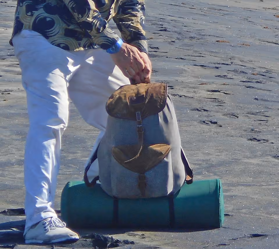 Un sac à dos chargé, avec un tapis de sol fixé à l’extérieur.