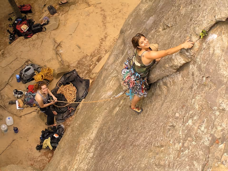 Grimpeuse et assureur sur une paroi de Red River Gorge.