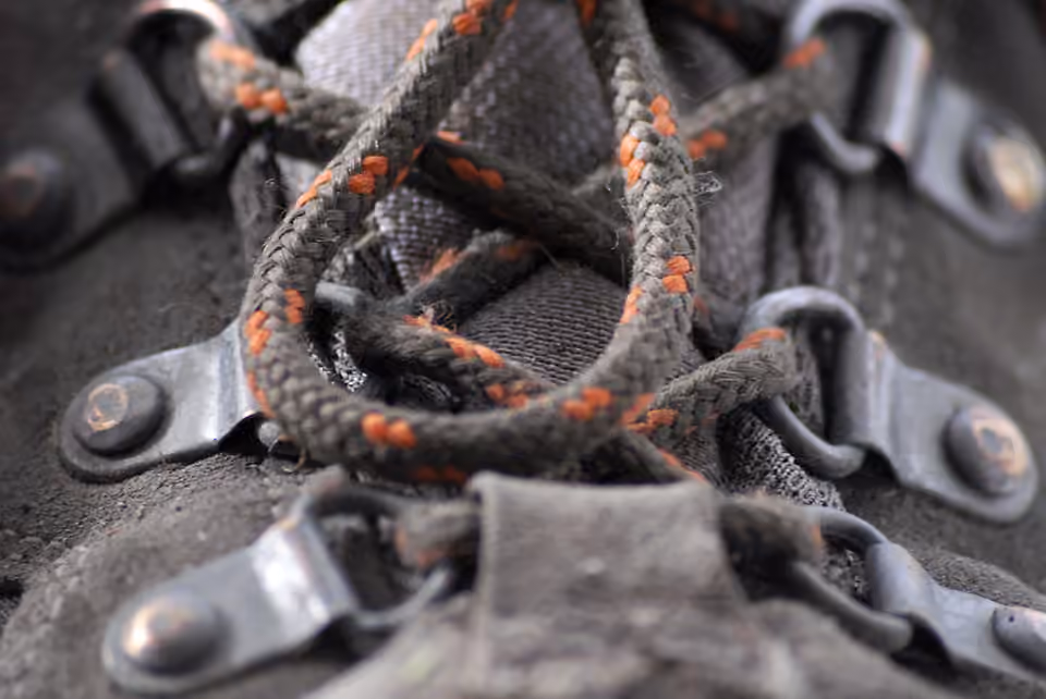 Gros plan sur les lacets et le dessus de chaussures de randonnée.