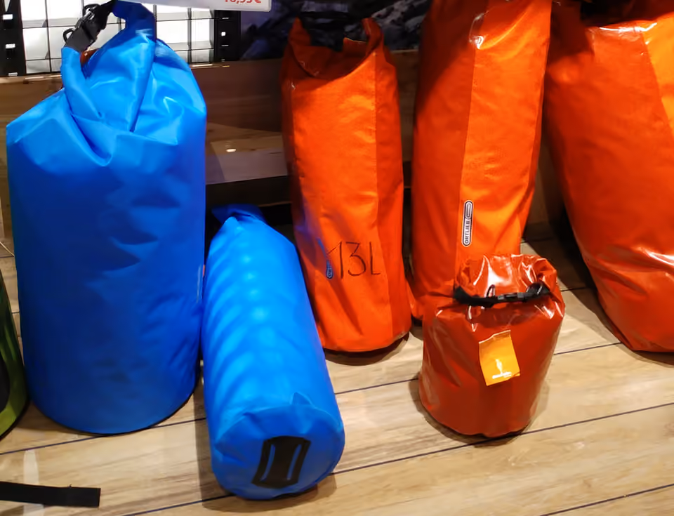 Plusieurs sacs étanches à fermeture roulée, présentés de face.