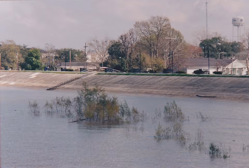 Digue du Mississippi à Gretna pendant les hautes eaux.