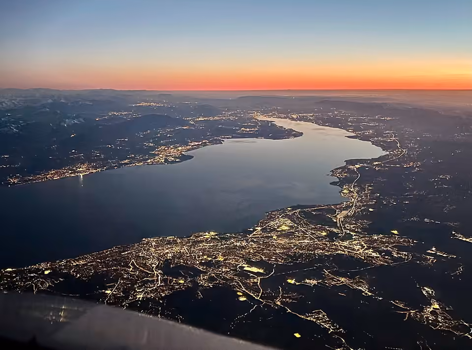 Vue aérienne du lac Léman et de ses rives.