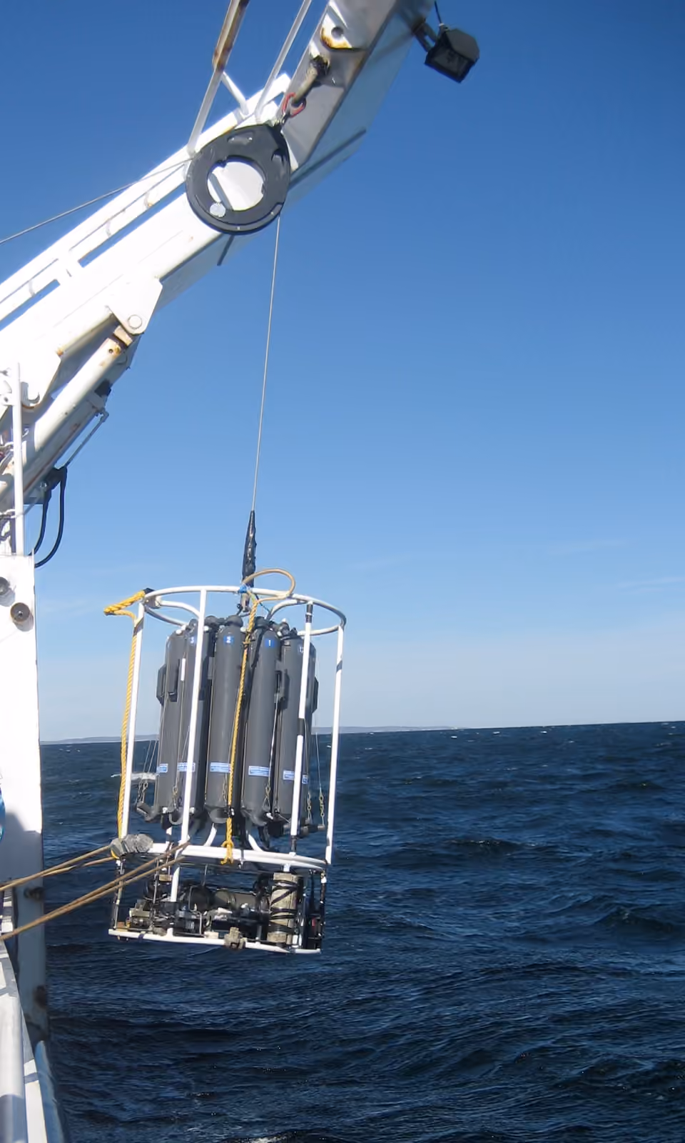 Un dispositif océanographique CTD est déployé depuis un navire pour étudier la colonne d’eau.