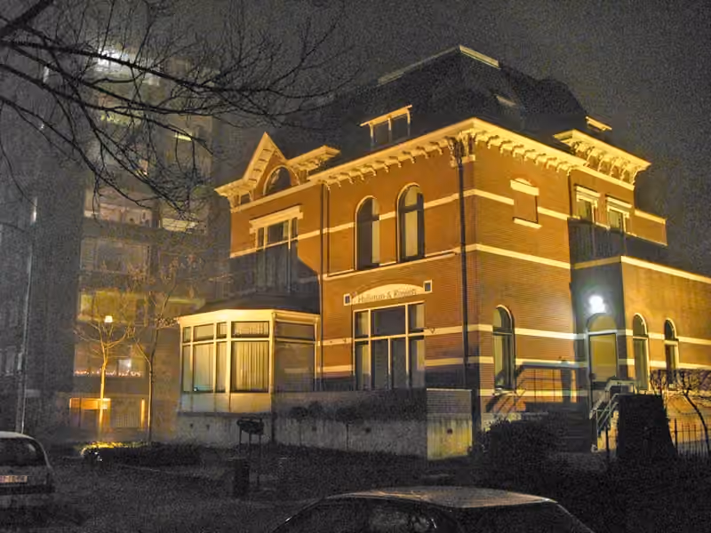 Façade éclairée par des lampes dirigées vers le haut à Nimègue.