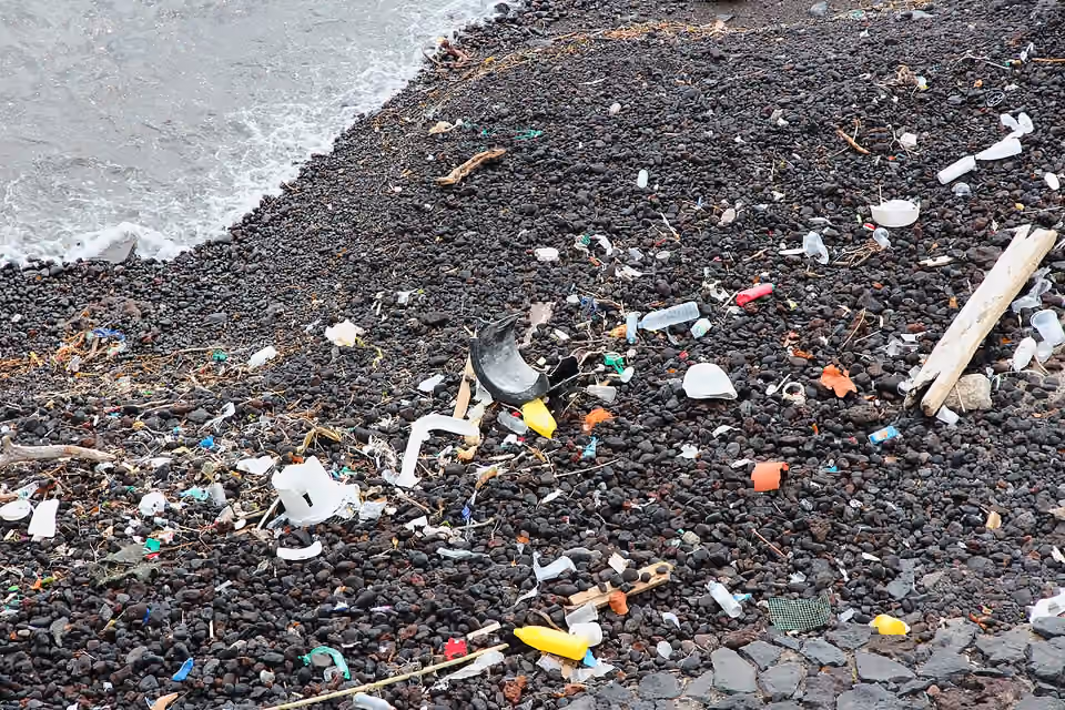 Débris plastiques sur une plage de galets noirs à Tenerife.