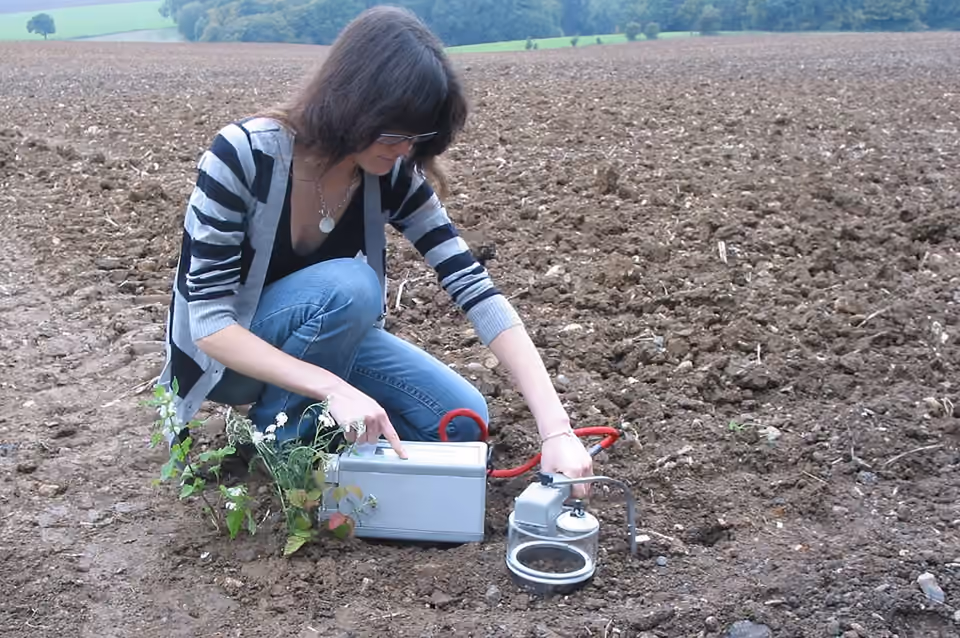 Appareil de mesure de la respiration du sol installé sur le terrain.
