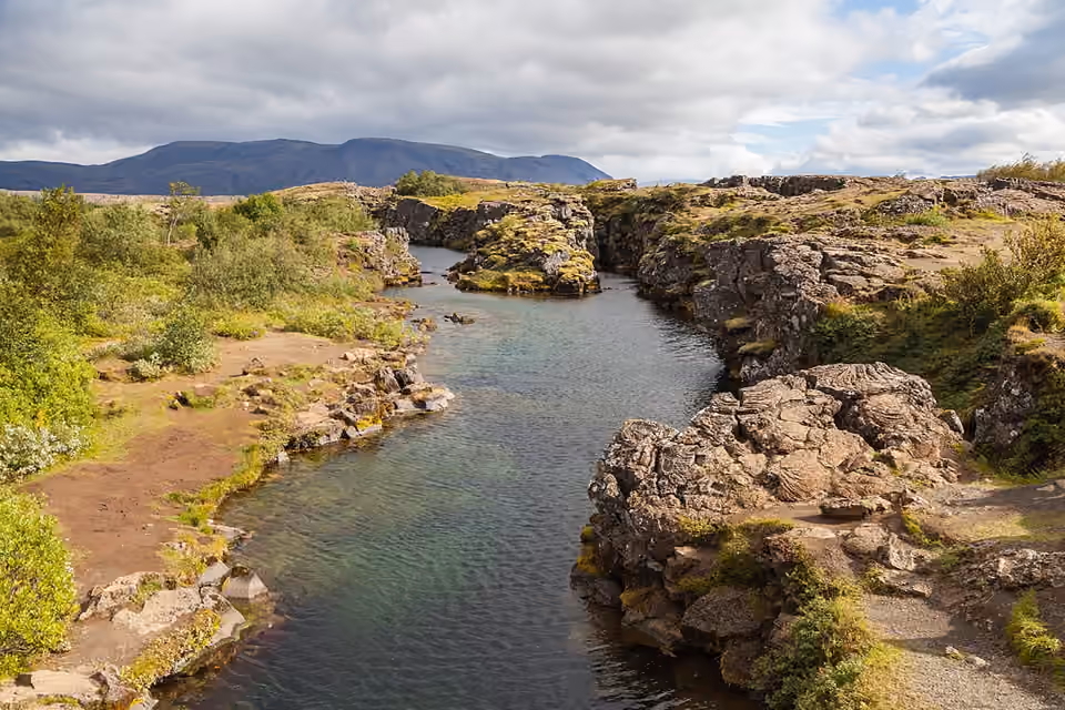 Fissure remplie d’eau du canyon Flosagjá à Þingvellir en Islande.