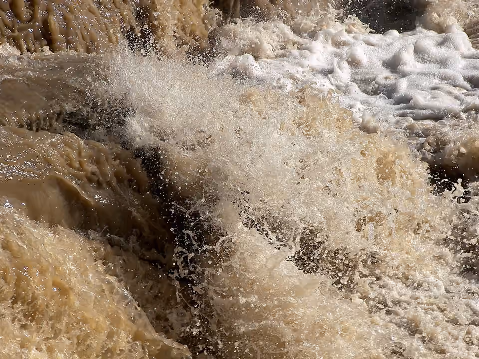 Eau trouble dans un petit cours d’eau après de fortes pluies.