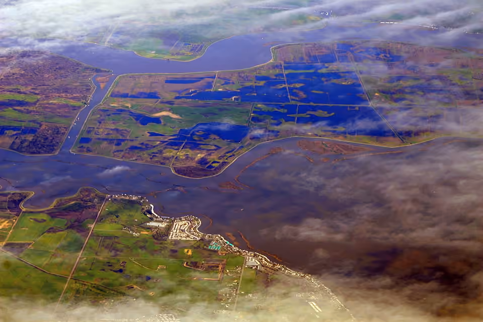 Vue aérienne du delta Sacramento–San Joaquin en période de crue.