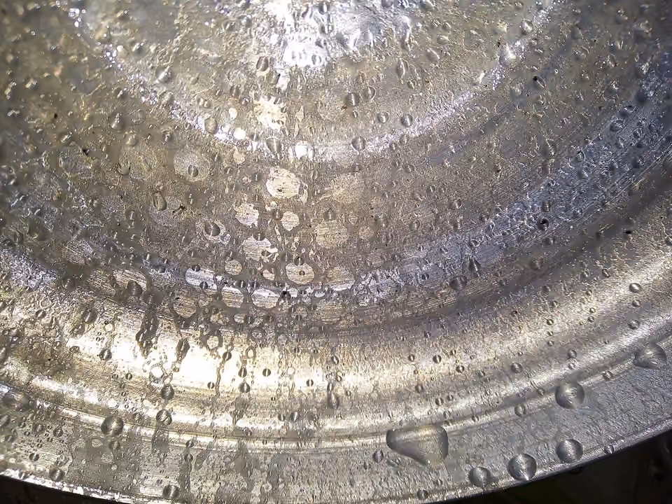 Gouttelettes d’eau formées par condensation sur une surface.