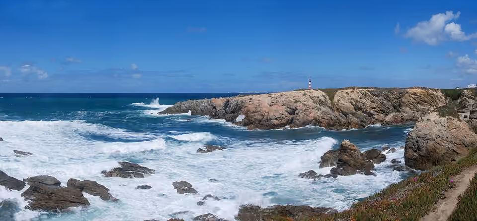 Vagues et côte rocheuse à Porto Covo, sur la façade atlantique du Portugal.