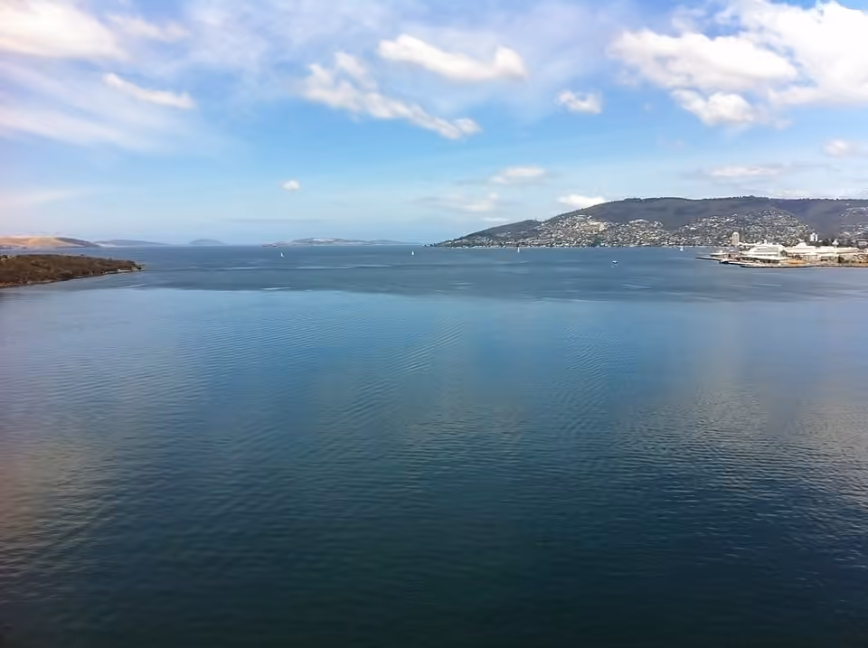 Brise de mer progressant sur la surface de l’eau à Hobart en Tasmanie.