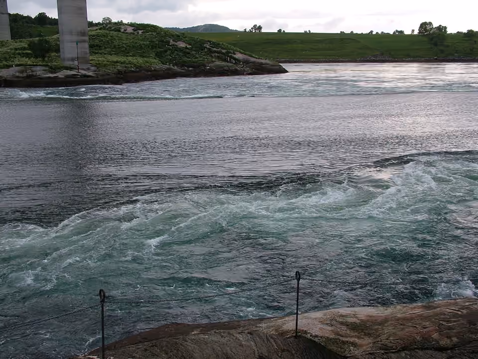 Courants de marée dans le détroit de Saltstraumen en Norvège.
