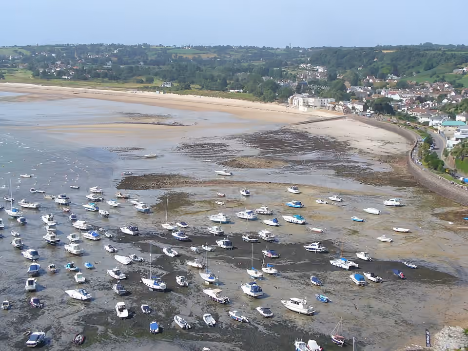 Port de Gorey à marée basse, avec une grande partie du fond découverte.