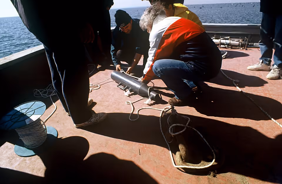 Déploiement d’un piège à sédiments dans le golfe Thermaïque, en Grèce.