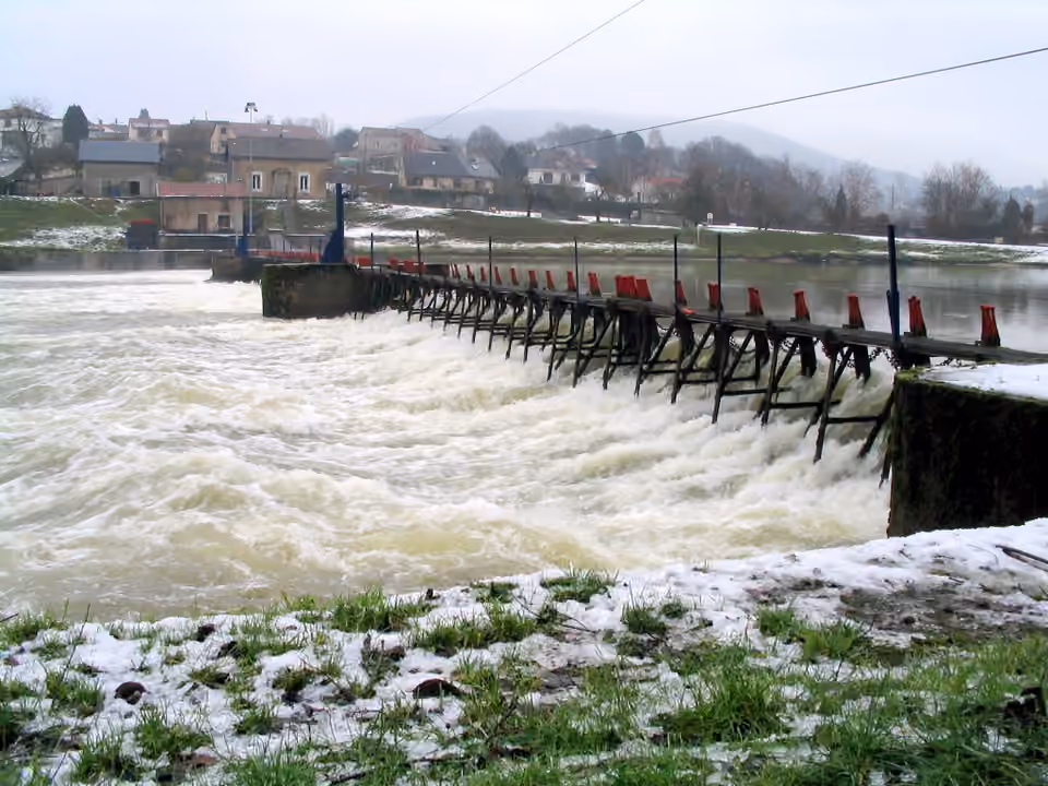 Seuil à vannes sur la Meuse près de Revin.