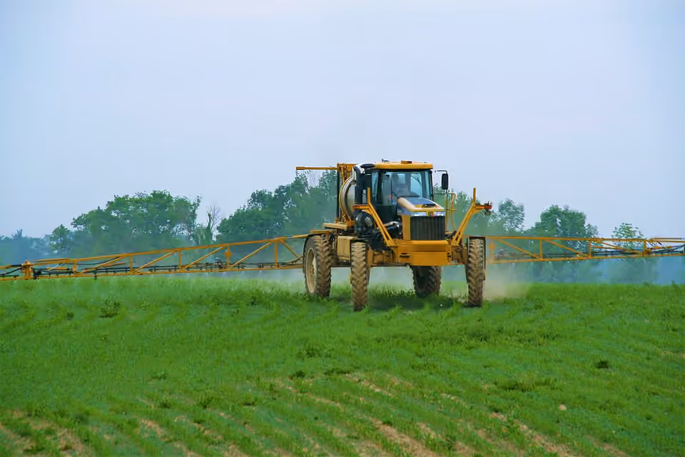Pulvérisateur agricole appliquant un pesticide dans un champ de maïs en Ontario.