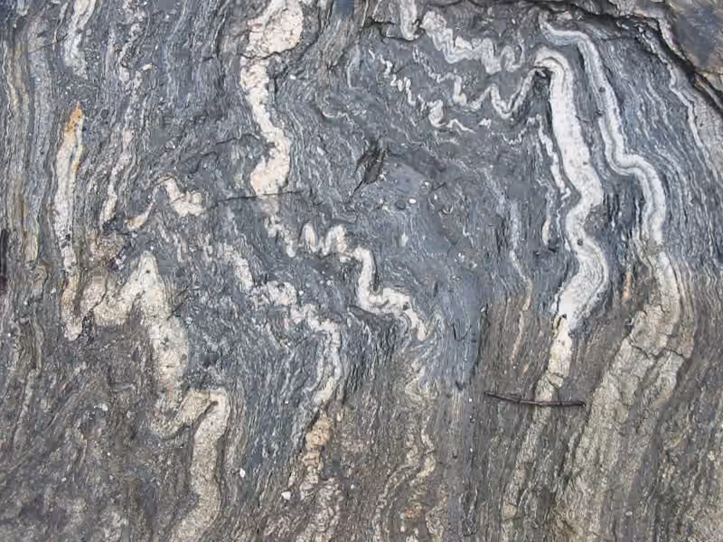Foliation plissée dans une roche métamorphique près du Geirangerfjord en Norvège.