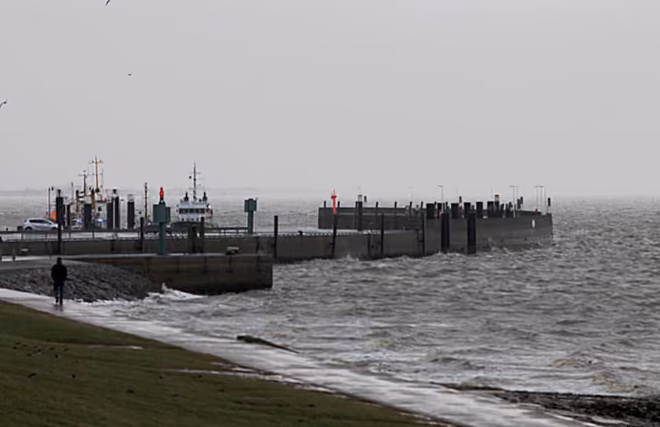 L’eau d’une surcote marine gagne les abords du littoral à Wilhelmshaven, en Allemagne.