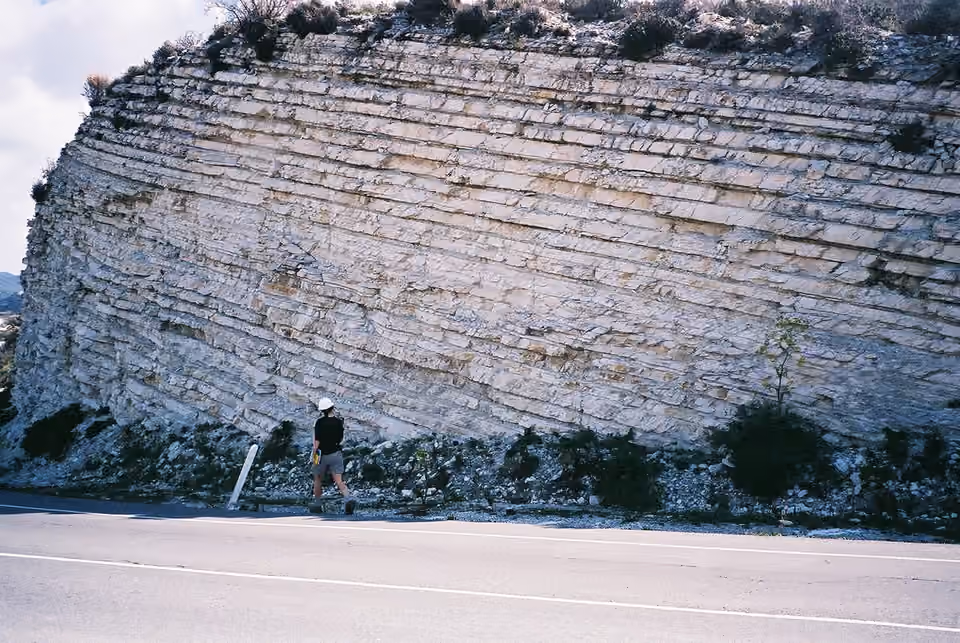 Couches de craie superposées dans un affleurement à Chypre.