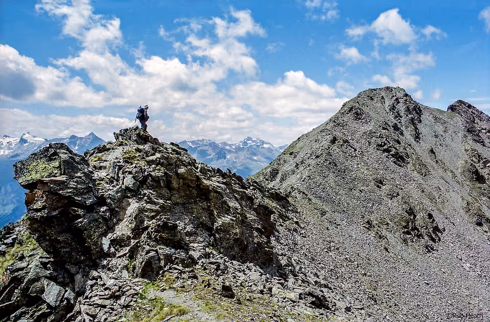 Un sentier de randonnée traverse une crête en montagne.