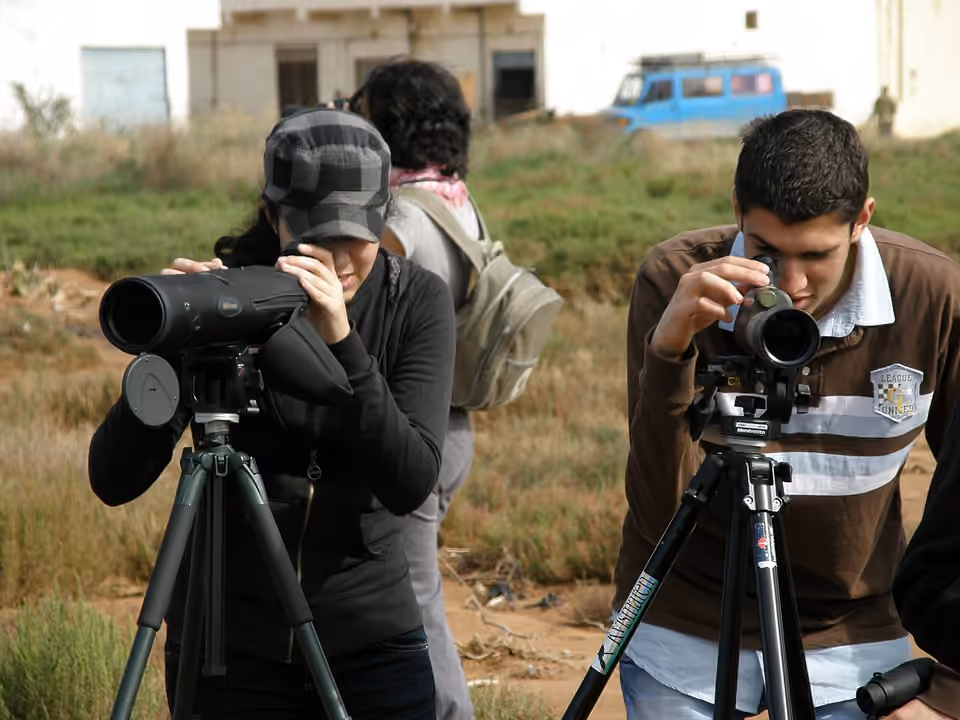 Deux observateurs d’oiseaux regardent dans des longues-vues près de la lagune de Nador.