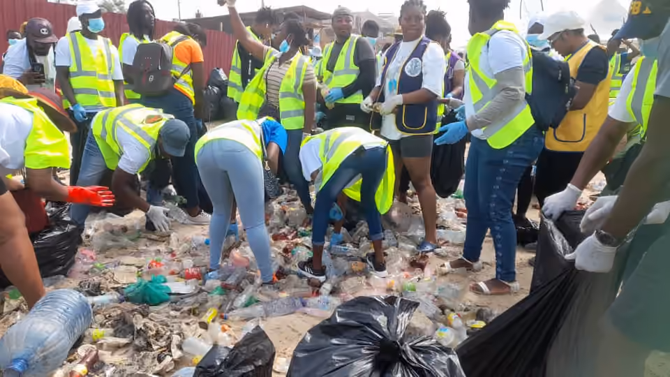 Participants à une opération de nettoyage collectif au Ghana en 2023.