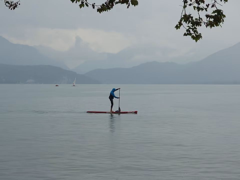 Pratique du stand-up paddle sur le lac d’Annecy.