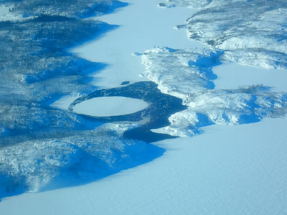 Grand disque de glace flottant sur un plan d’eau canadien.