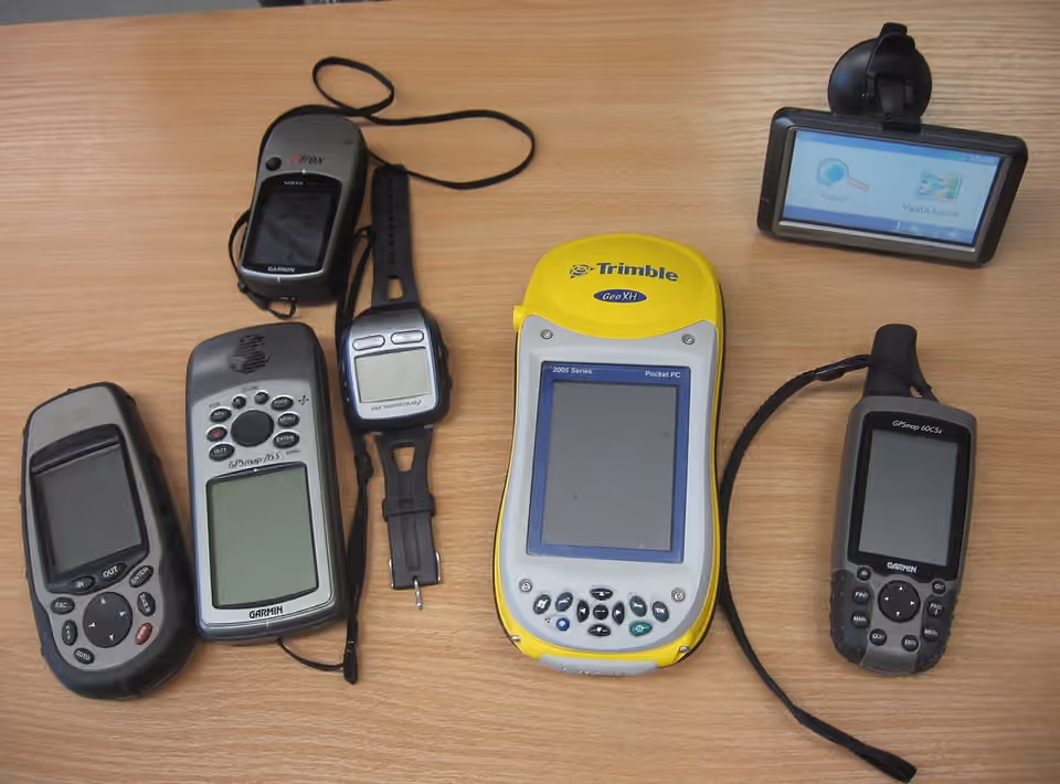 Plusieurs récepteurs GPS portatifs utilisés pour la navigation.