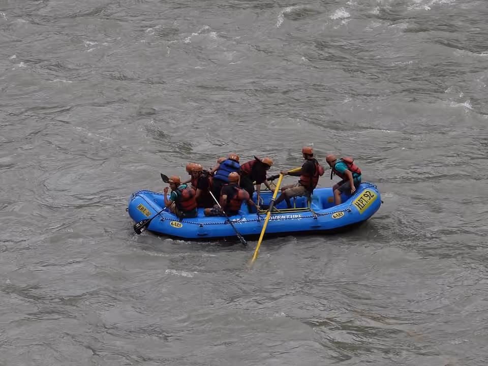 Radeau et équipage sur une rivière de l’Himachal Pradesh en Inde.