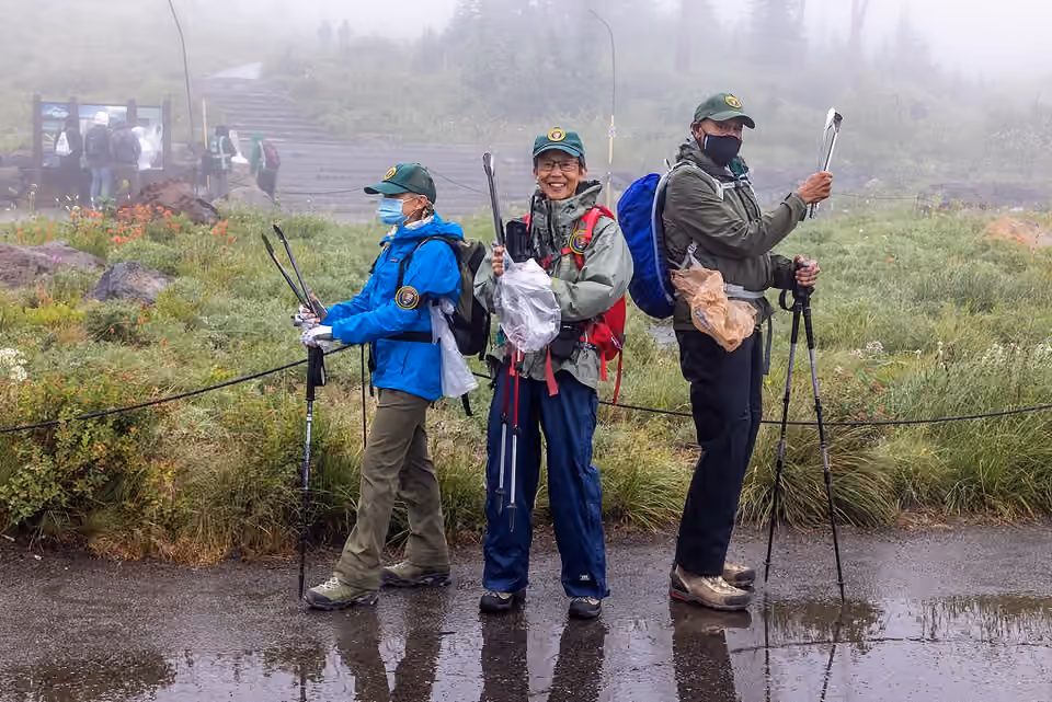 Bénévoles munis de matériel de ramassage au mont Rainier.