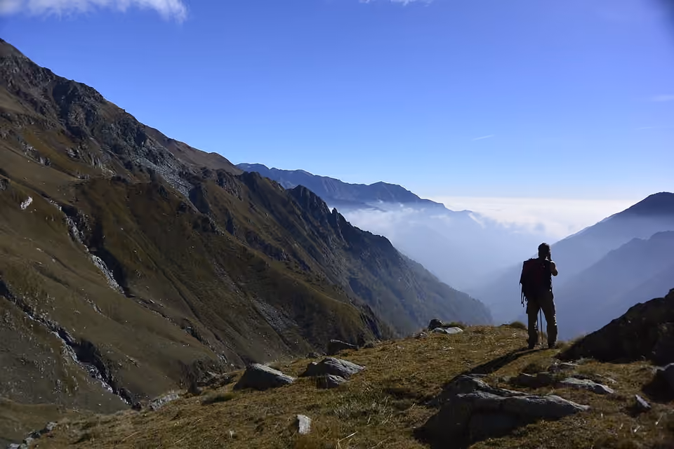 Randonneur dans un paysage alpin.