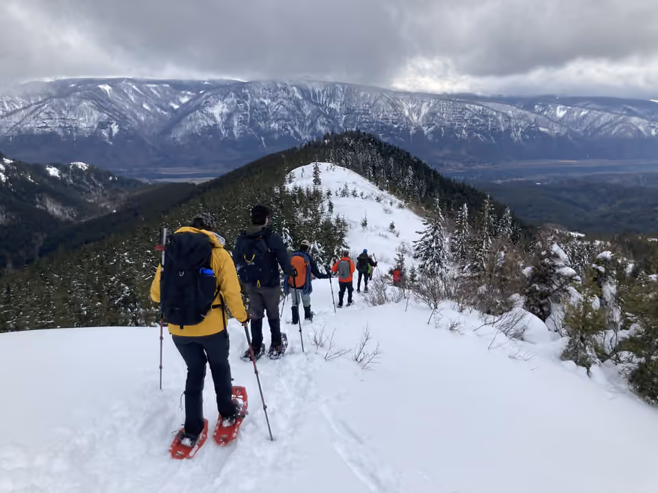 Groupe de pratiquants en raquettes descendant Hardy Ridge dans l’État de Washington.