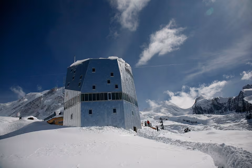 Le refuge du Mont-Rose, bâtiment à facettes posé dans un paysage de haute montagne en Suisse.