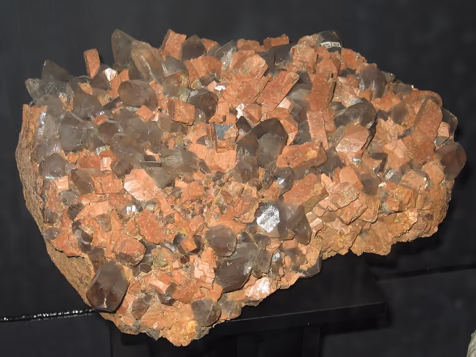 Échantillon minéral associant fluorite, quartz et orthose, provenant de Cuasso al Monte en Italie.
