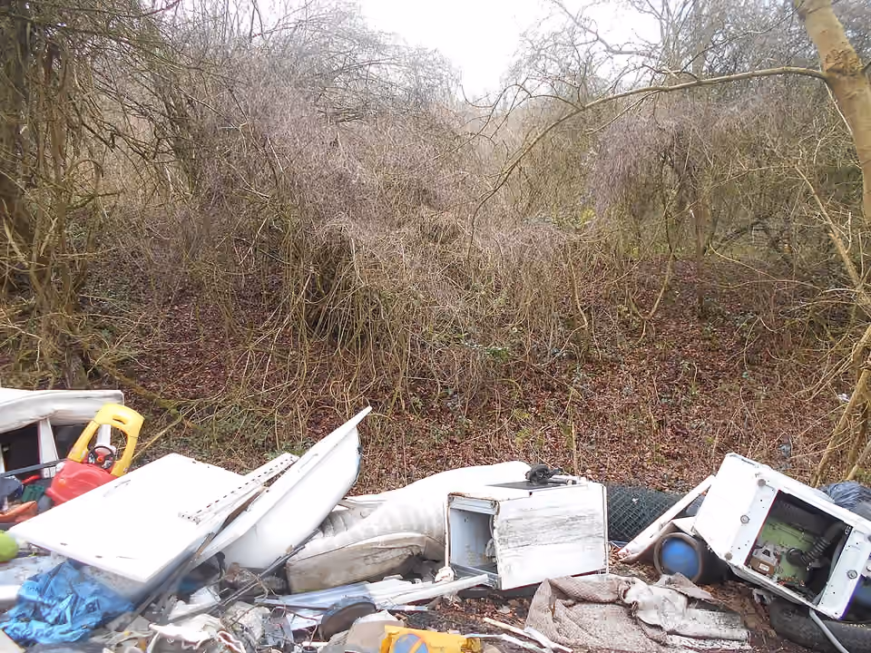 Déchets abandonnés au bord d’une voie rurale à Tatsfield en Angleterre.