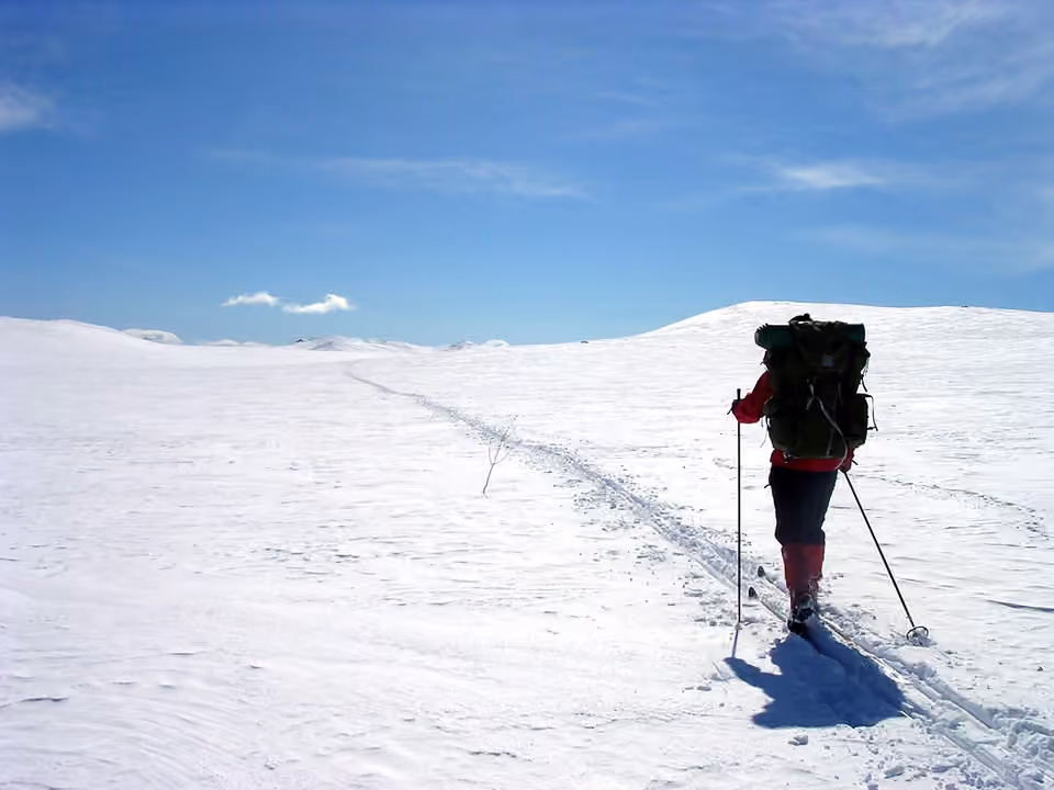 Randonnée printanière à skis sur le plateau de Hardangervidda en Norvège.