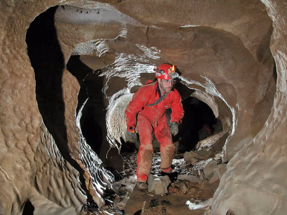 Spéléologue équipé d’un casque et d’un éclairage dans une grotte de l’Alabama.